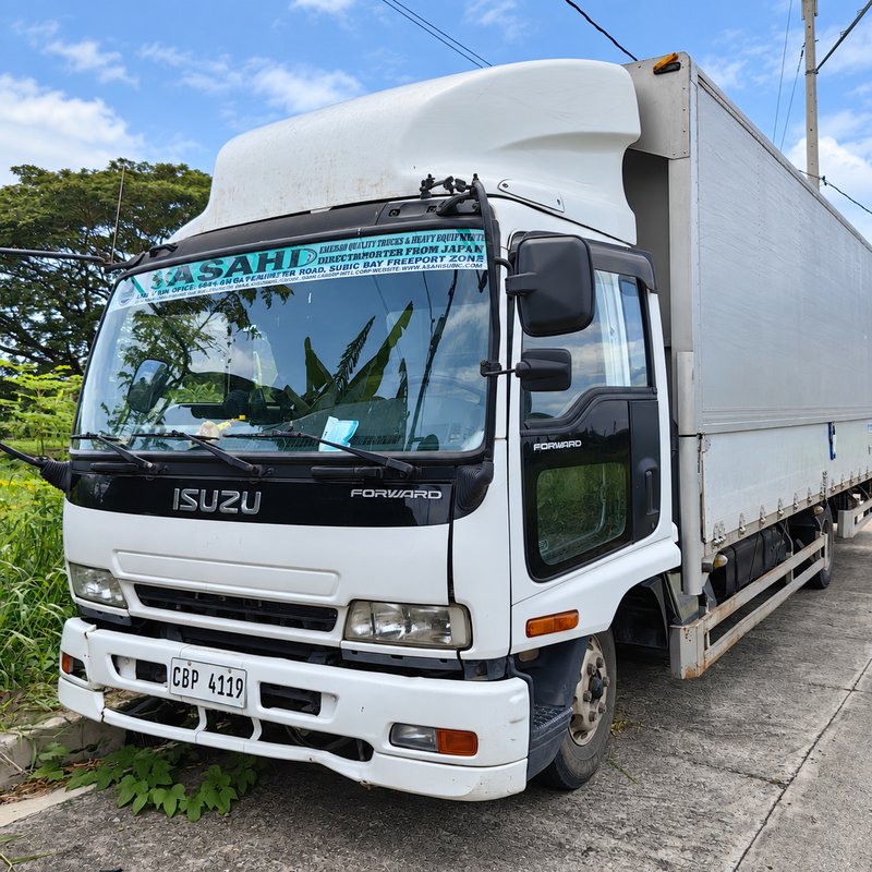 Megatransport Isuzu Forward 6-wheeler wing van
